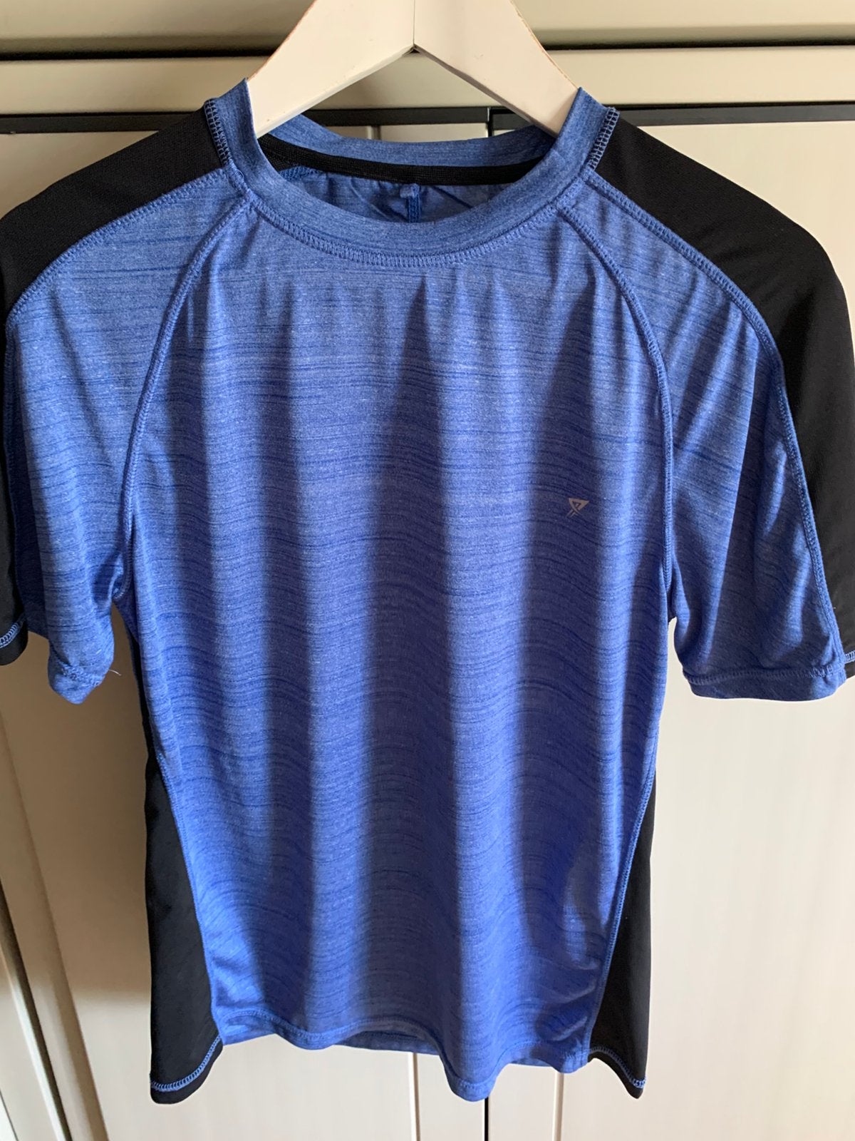 Chemise de sport peu portée taille M, Vêtements | Hommes, Vêtements de sport, Enlèvement ou Envoi, Comme neuf