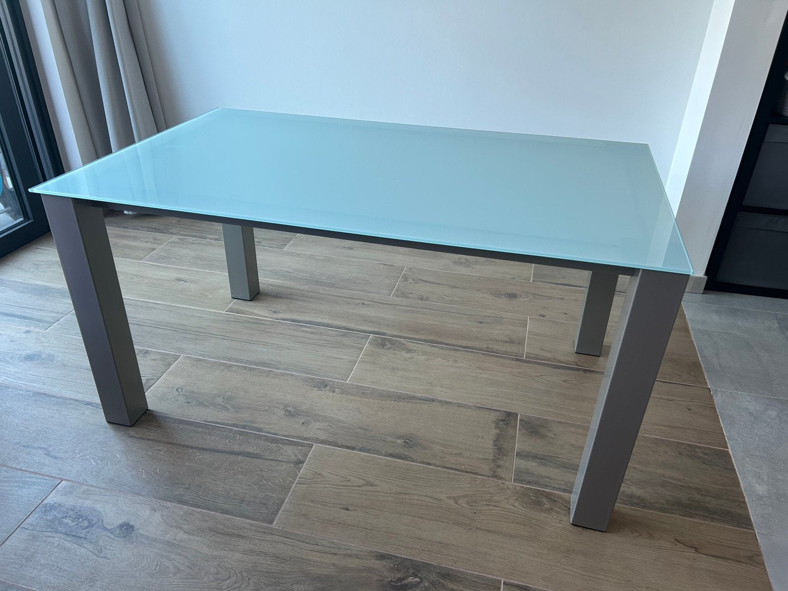 Tafel met glazen tablet, Huis en Inrichting, Ophalen, Zo goed als nieuw