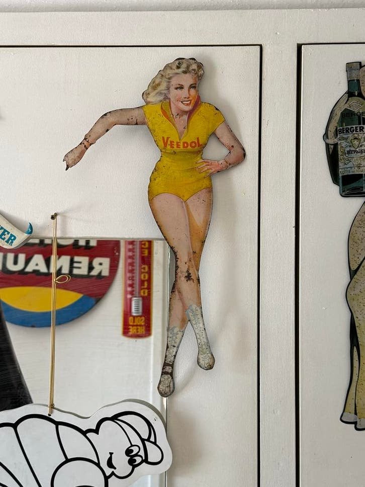 Vintage Veedol Pin-up Reclamebord
