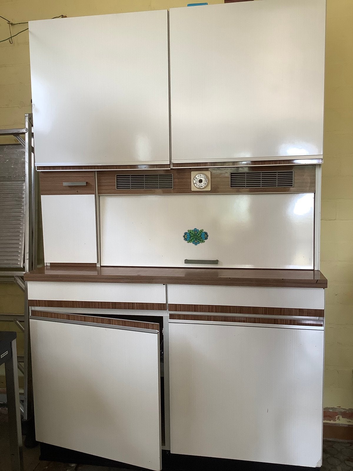 Jaren 60 keukenmeubel op wieltjes, Huis en Inrichting, Ophalen, Enkelwandige keuken, Hout, Crème