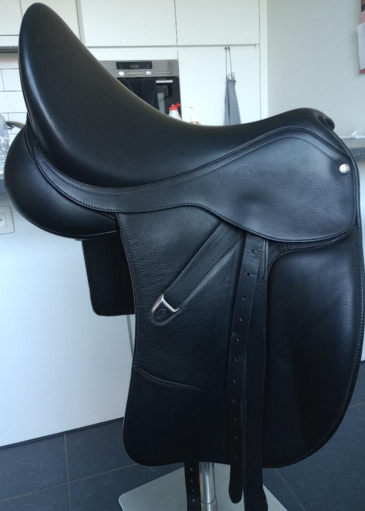 Bates dressuurzadel 18inch verwisselbare boom, Dieren en Toebehoren, Paarden en Pony's | Zadels, Gebruikt, Dressuur, Ophalen