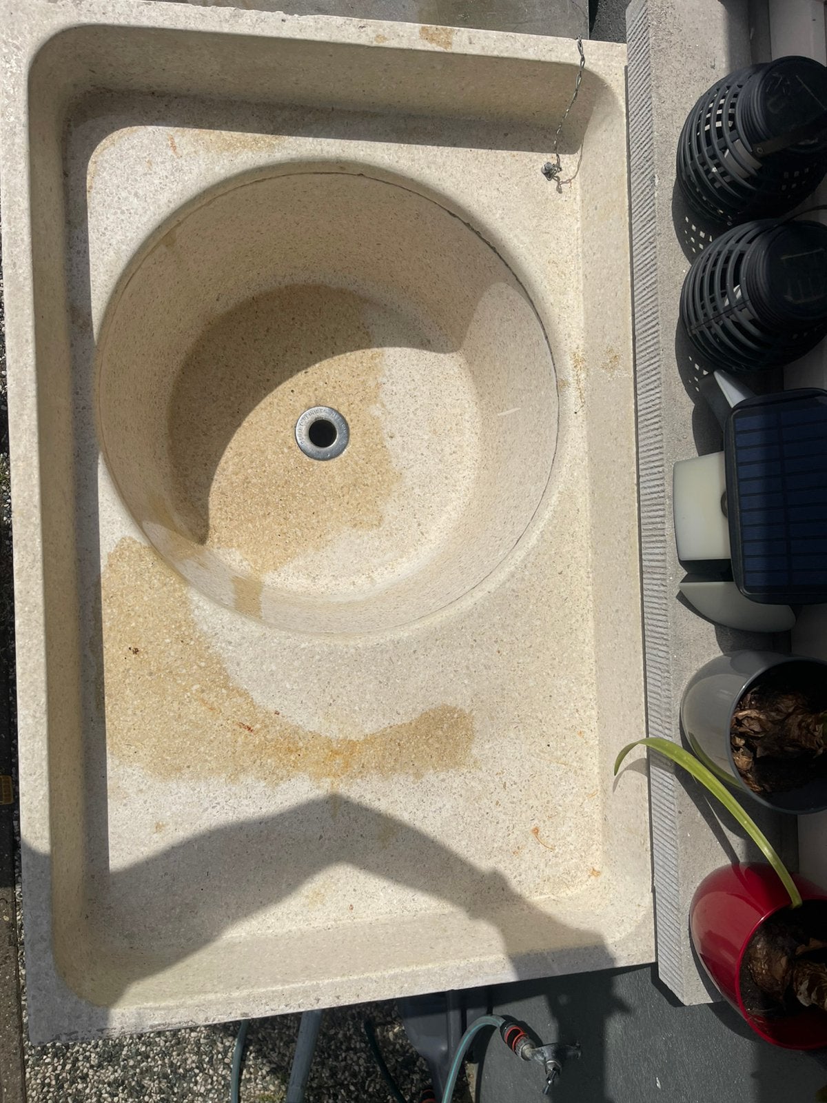 Oude wasteil van matte graniet, Ophalen