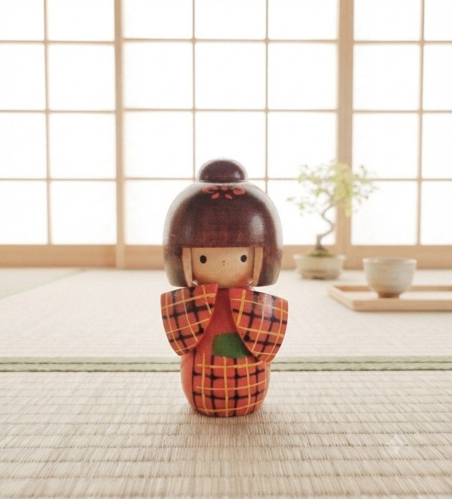 Charmant kokeshi de (probablement) Sakutaro Otani, Antiquités & Art, 13 cm, Japon, Bois, Poupée