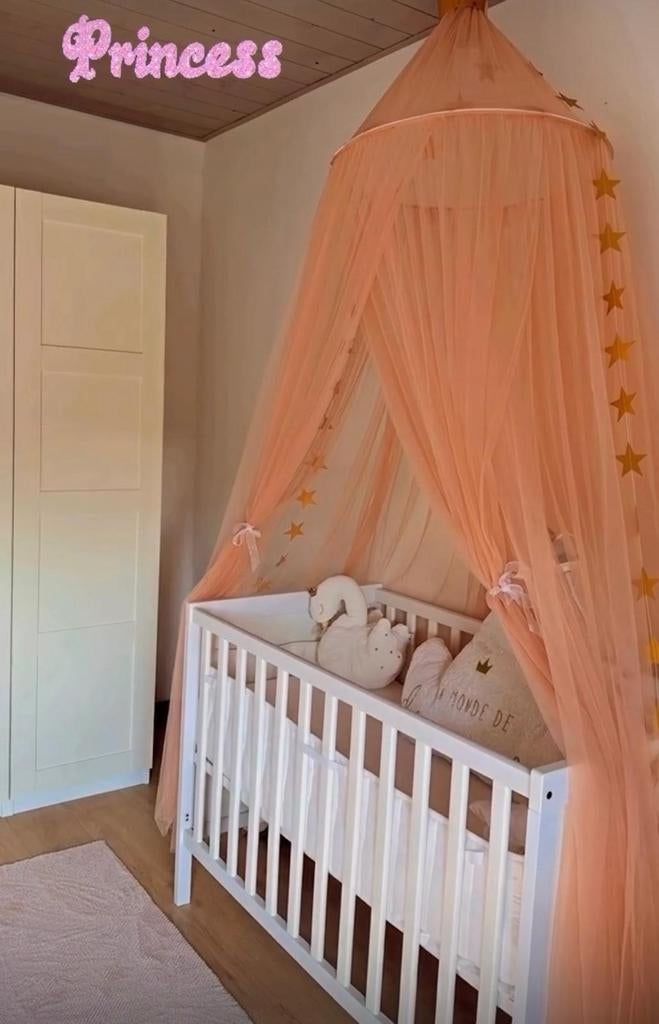 Lit bébé + Matelas + Ciel de lit rose – Excellent état
