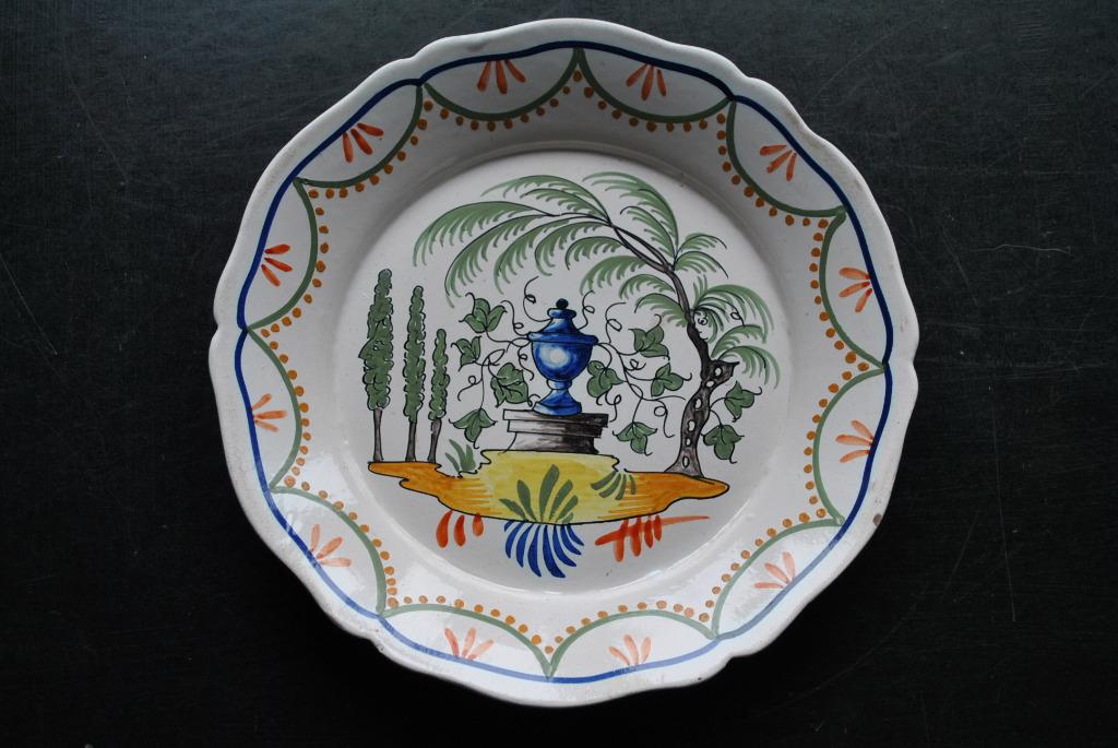 Polychroom aardewerk bord versierd met klimop tuin vaas..., Ophalen of Verzenden