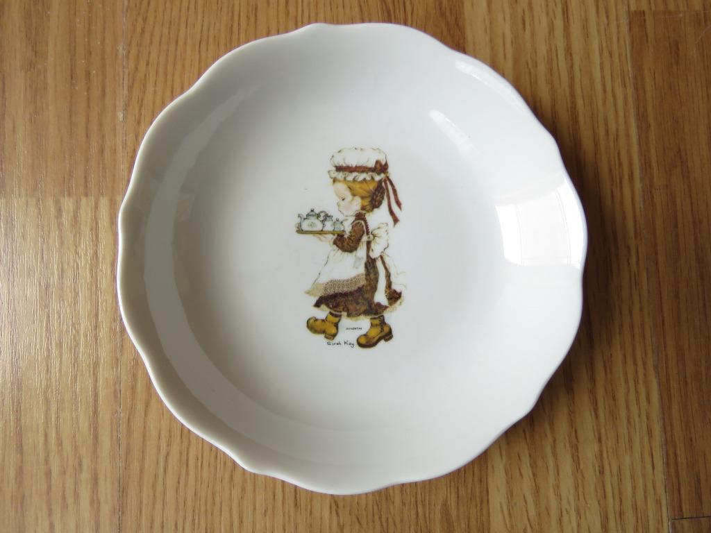 coupe petite assiette motif Sarah Kay en porcelaine, Antiquités & Art, Enlèvement ou Envoi