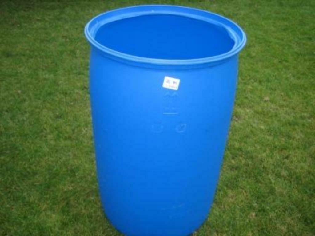 Regentonnen,Vaten van 220 L open gezaagd of met twee stoppen, 150 liter of meer, Ophalen, Zo goed als nieuw, Kunststof