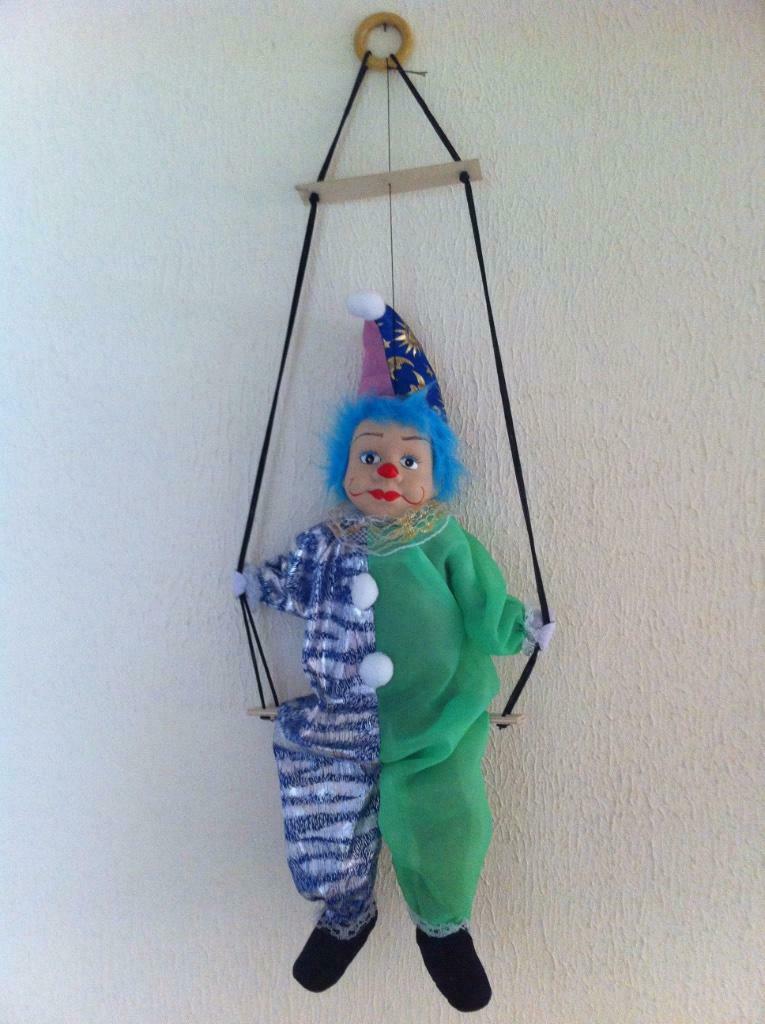 gekleurde clown op schommel, Verzamelen, Poppen, Ophalen of Verzenden, Zo goed als nieuw