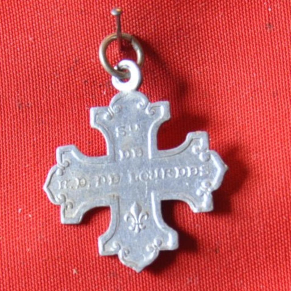 medaille pendentif croix en alu (x2030), Enlèvement ou Envoi, Utilisé, Bijoux, Christianisme | Catholique