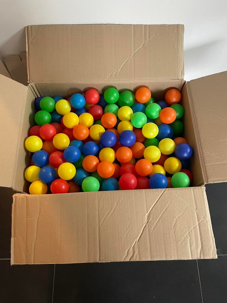 600 plastic balletjes, Enlèvement