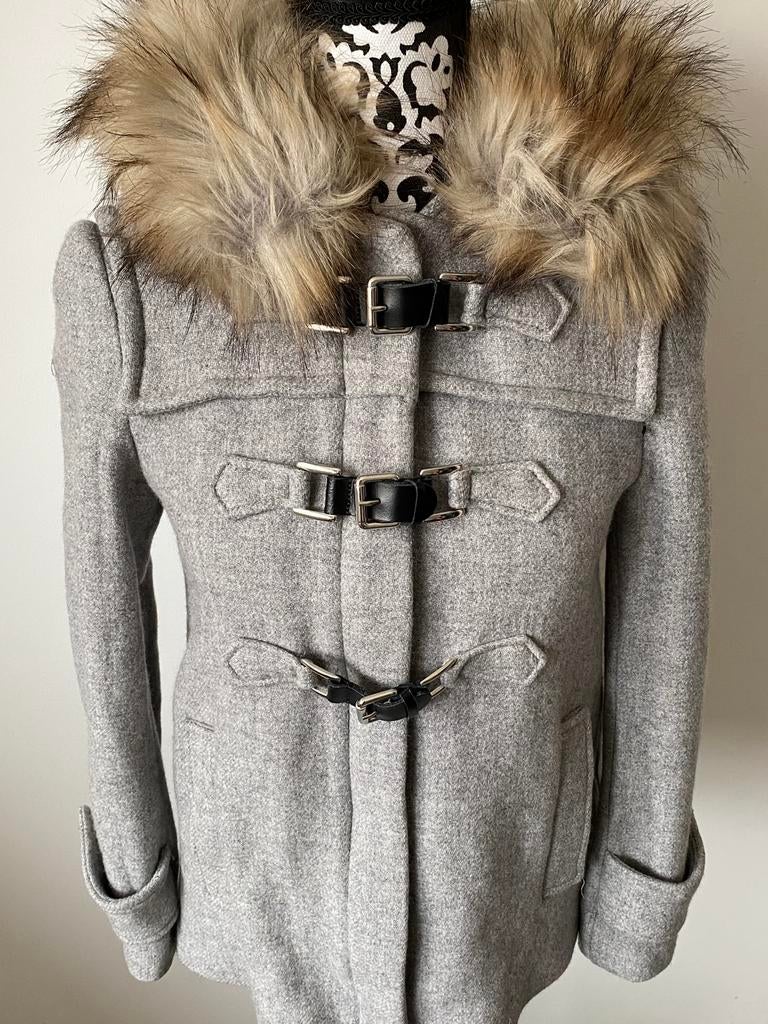 Lichtgrijze jas met gespen en kap met nepbont - Zara - XS., Kleding | Dames, Ophalen of Verzenden, Zo goed als nieuw