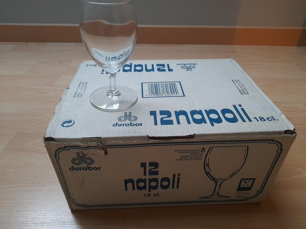 Verres à vin dans une boîte, Enlèvement, Comme neuf