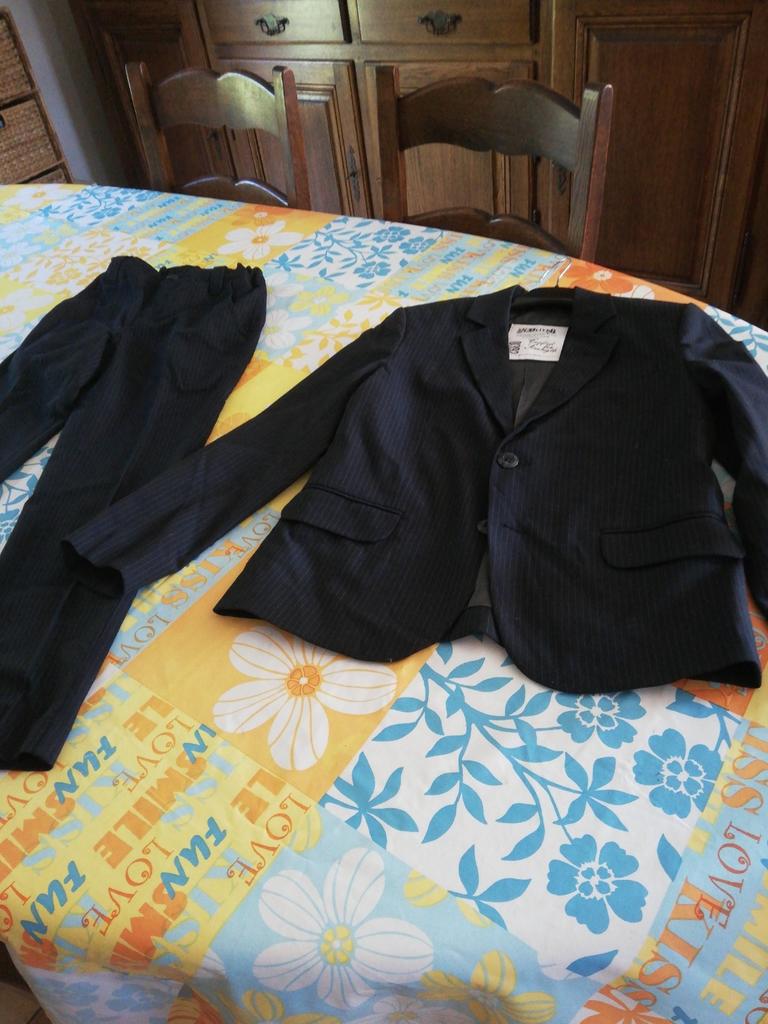 Costume garçon S. OLIVER. Noir. Taille 9-10 ans., Ophalen of Verzenden, Zo goed als nieuw, Jongen