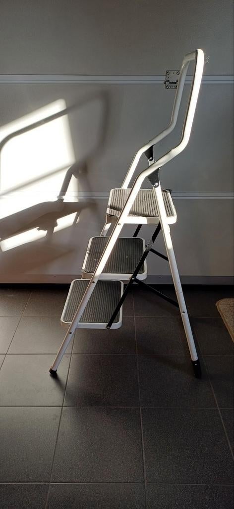 Stevige  trapje met 3 tredes., Doe-het-zelf en Bouw, Ladders en Trappen, Ophalen, Trap