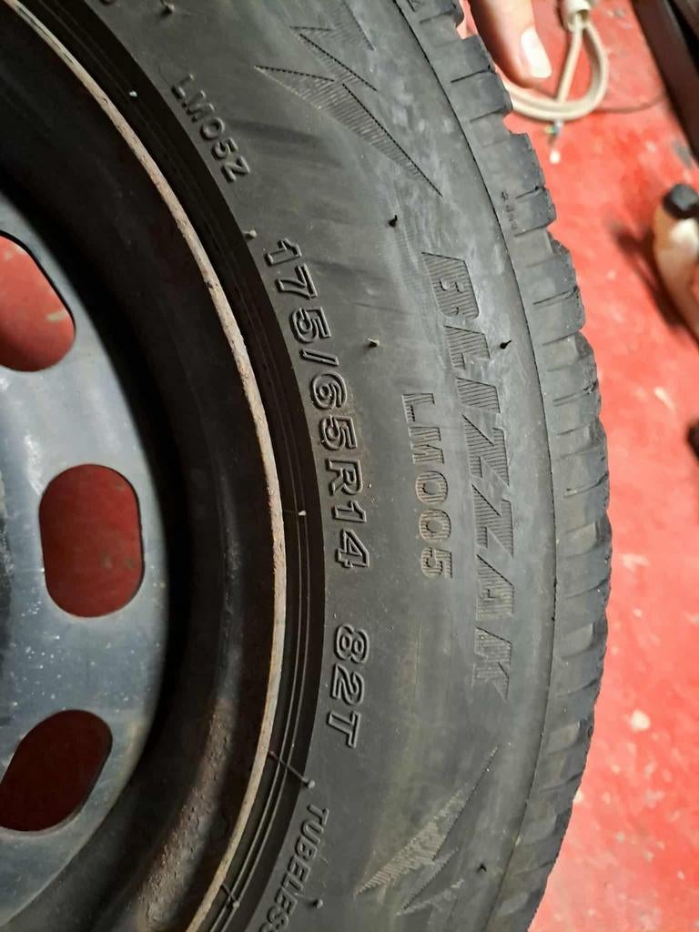 4 pneus hiver Bridgestone sur jantes MWD 15217, Enlèvement, Utilisé, Pneus hiver, Pneu(s)