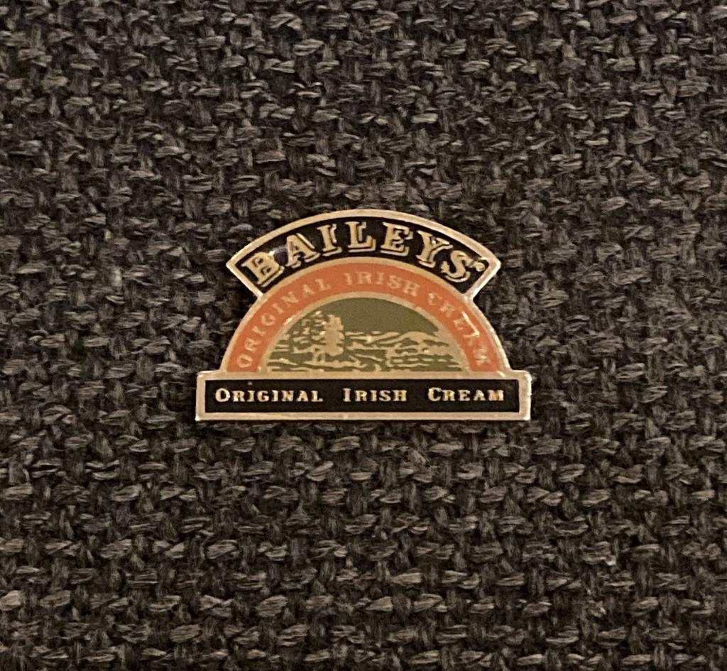 PIN - BAILEYS - ORIGINAL IRISH CREAM - LIKEUR - LIQUEUR, Envoi, Utilisé, Marque, Insigne ou Pin's