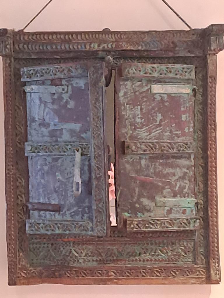 Anciennes portes s'ouvrant sur un miroir, Enlèvement