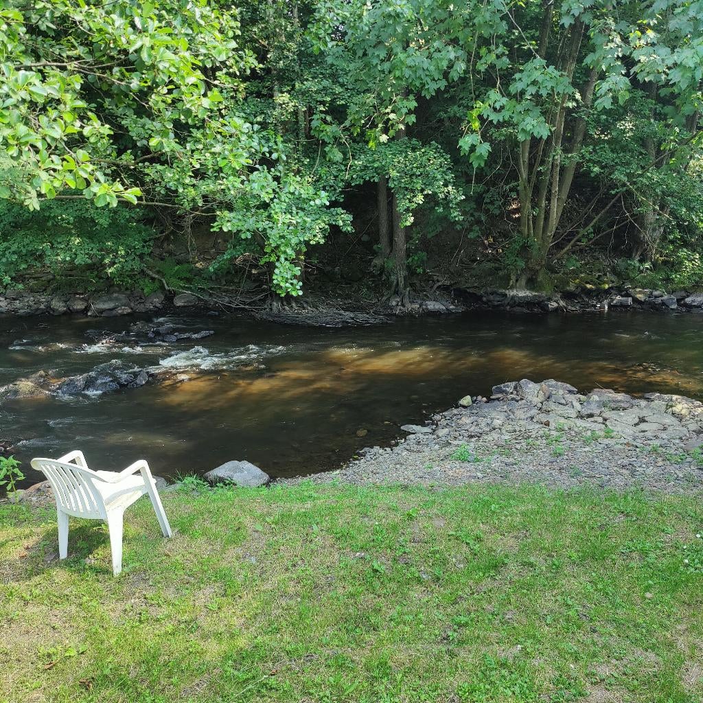 Goed gelegen stacaravan te huur in de mooie Ardennen, Vakantie, Campings, Overige, Aan meer of rivier, In bergen of heuvels, In bos