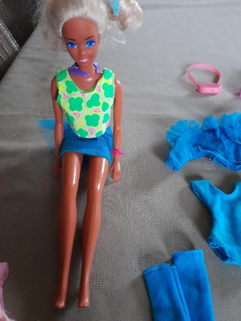 2 barbiepoppen met kleertjes en veel accessoires, Ophalen, Gebruikt, Barbie