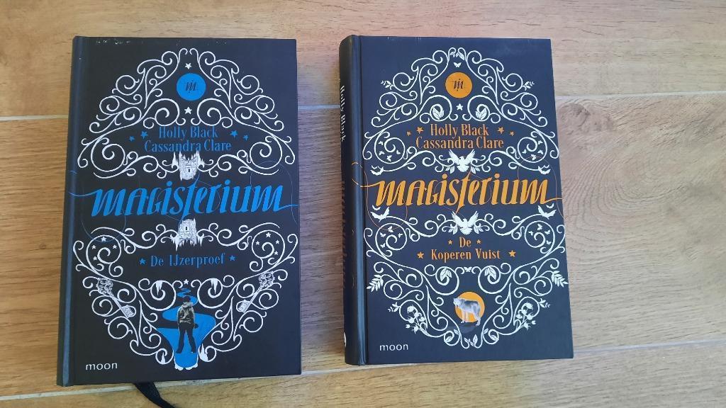 Magisterium - Deel 1 & 2, Boeken, Ophalen of Verzenden, Gelezen