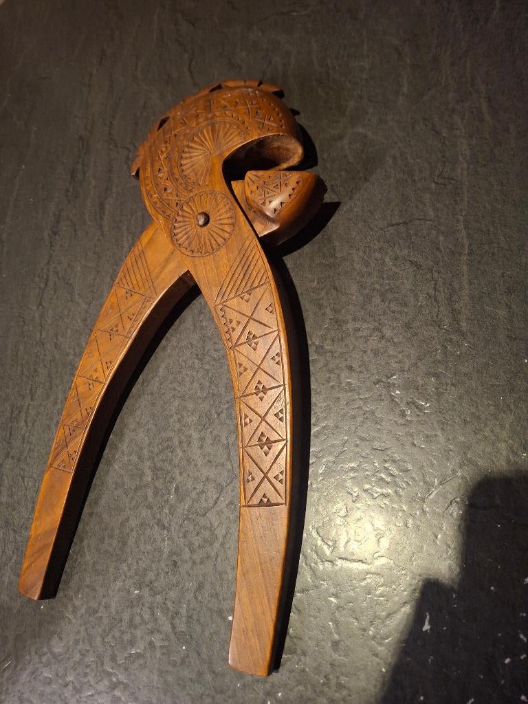 Antieke notenkraker, Ophalen