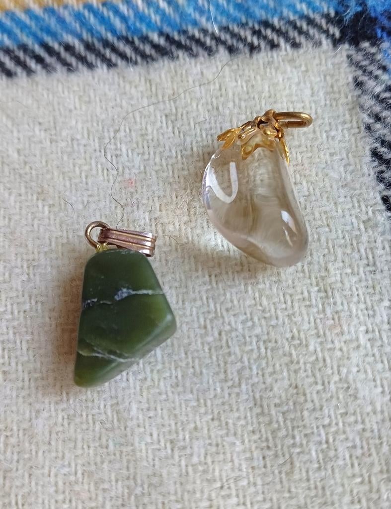 Pendentifs en jade et cristal de roche, Enlèvement ou Envoi