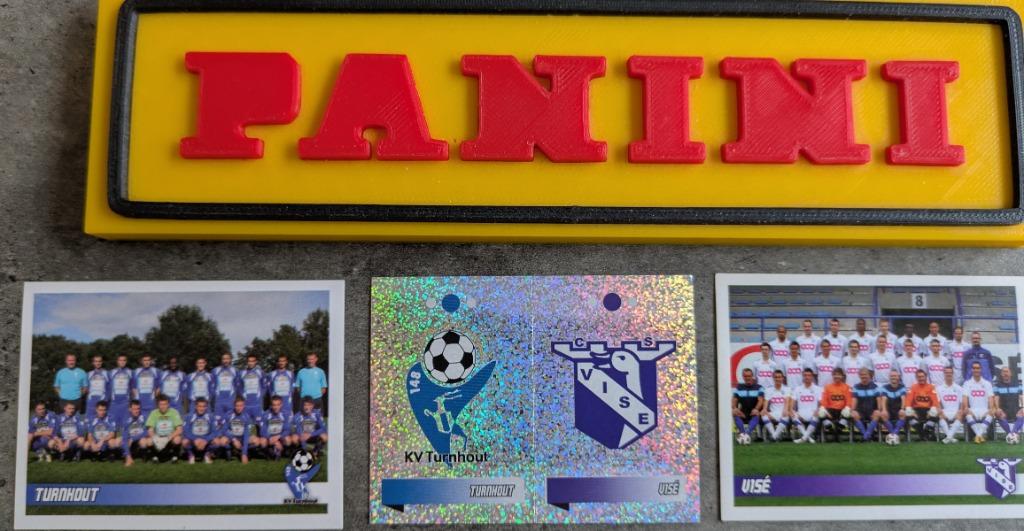 PANINI FOOTBALL 2011 2x STICKERS 478/480  TURNHOUT/VISE, Verzenden, Nieuw