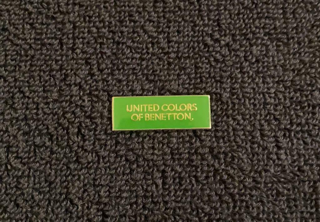 PIN - UNITED COLORS OF BENETTON, Verzamelen, Verzenden, Zo goed als nieuw, Merk, Speldje of Pin