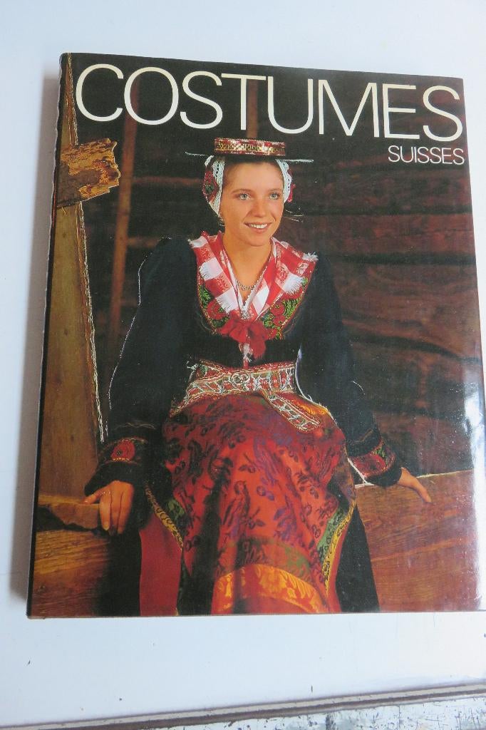 Boek : "Costumes Suisses", Boeken, Ophalen of Verzenden, Zo goed als nieuw, Europa