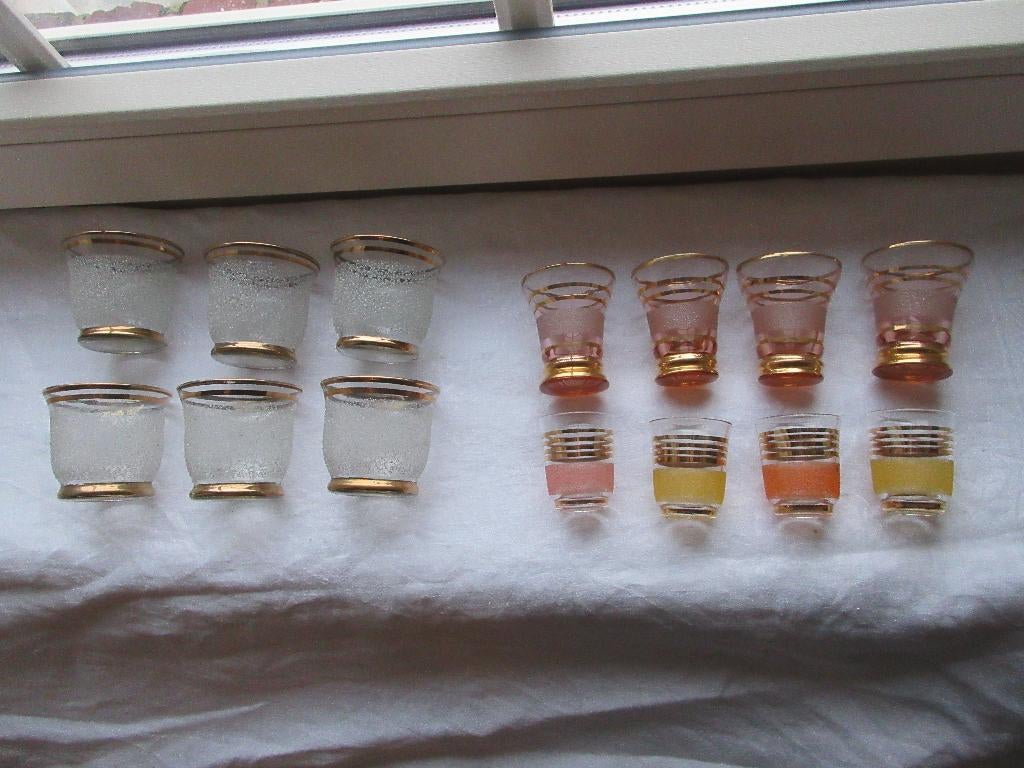14 verres vintage de vieux verres à boire colorés dorés, Antiquités & Art, Enlèvement