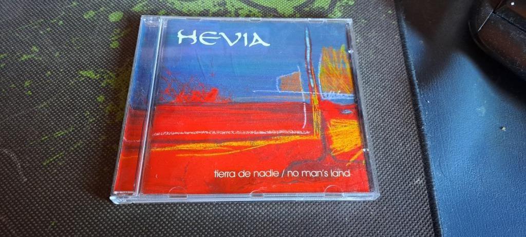 Hevia tierra de nadie / no man's land, Enlèvement ou Envoi