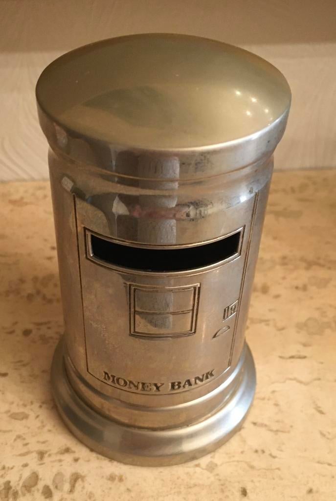 Zilverkleurige spaarpot Money Bank, Enlèvement