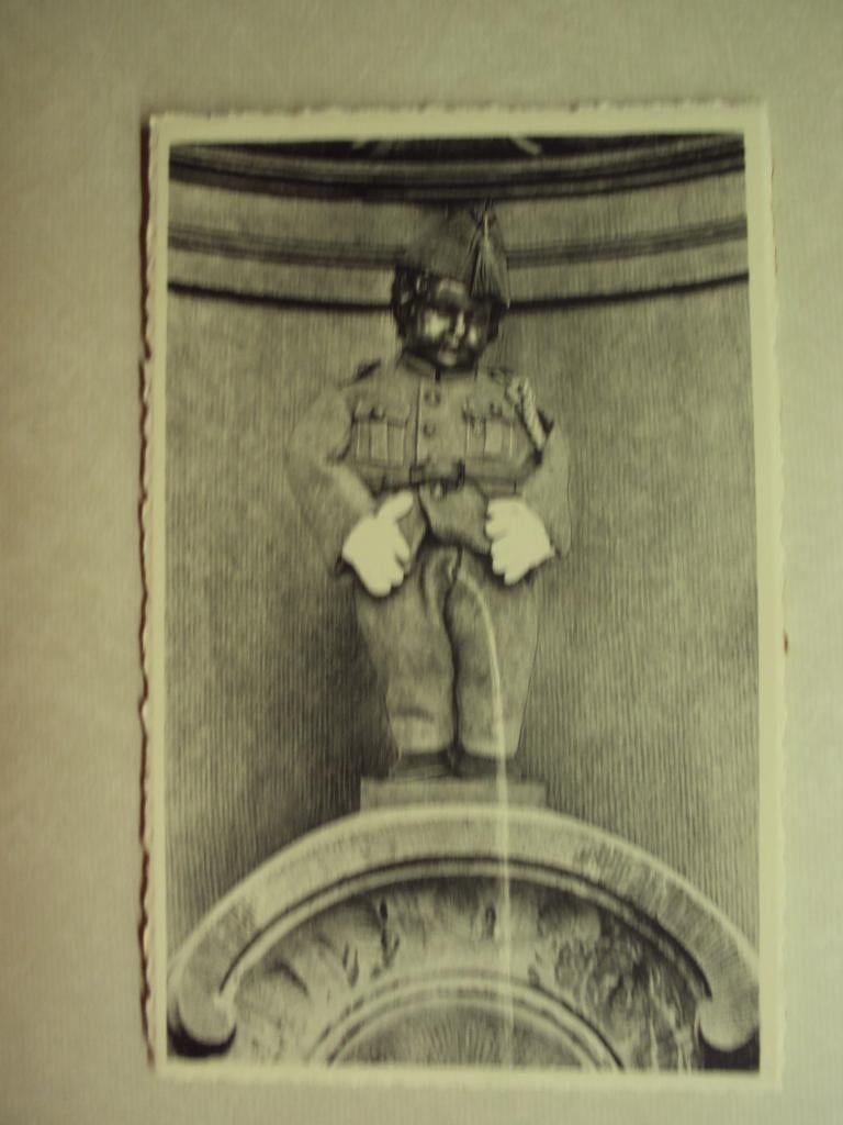 55108 - BRUSSEL - MANNEKEN-PIS BELGISCH SOLDAAT - 2 FOTO'S, Verzamelen, Verzenden