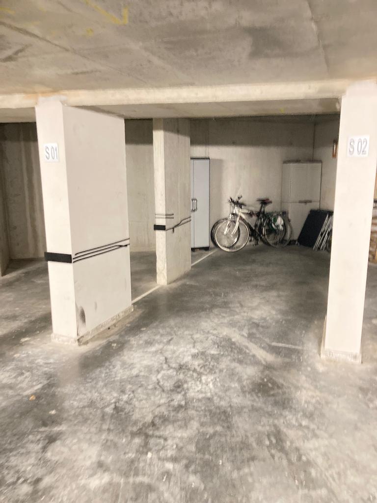 Ruime parkeerplaats op -2, toegankelijk via autolift., Province de Flandre-Occidentale
