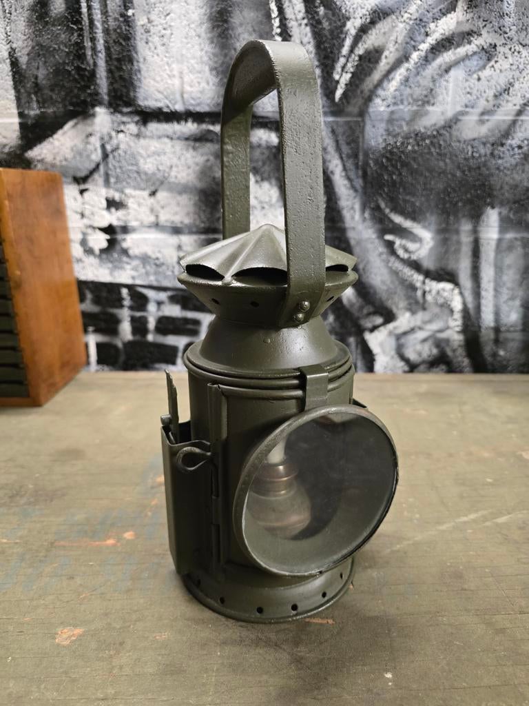 Lampe britannique de la Seconde Guerre mondiale 1944, Enlèvement
