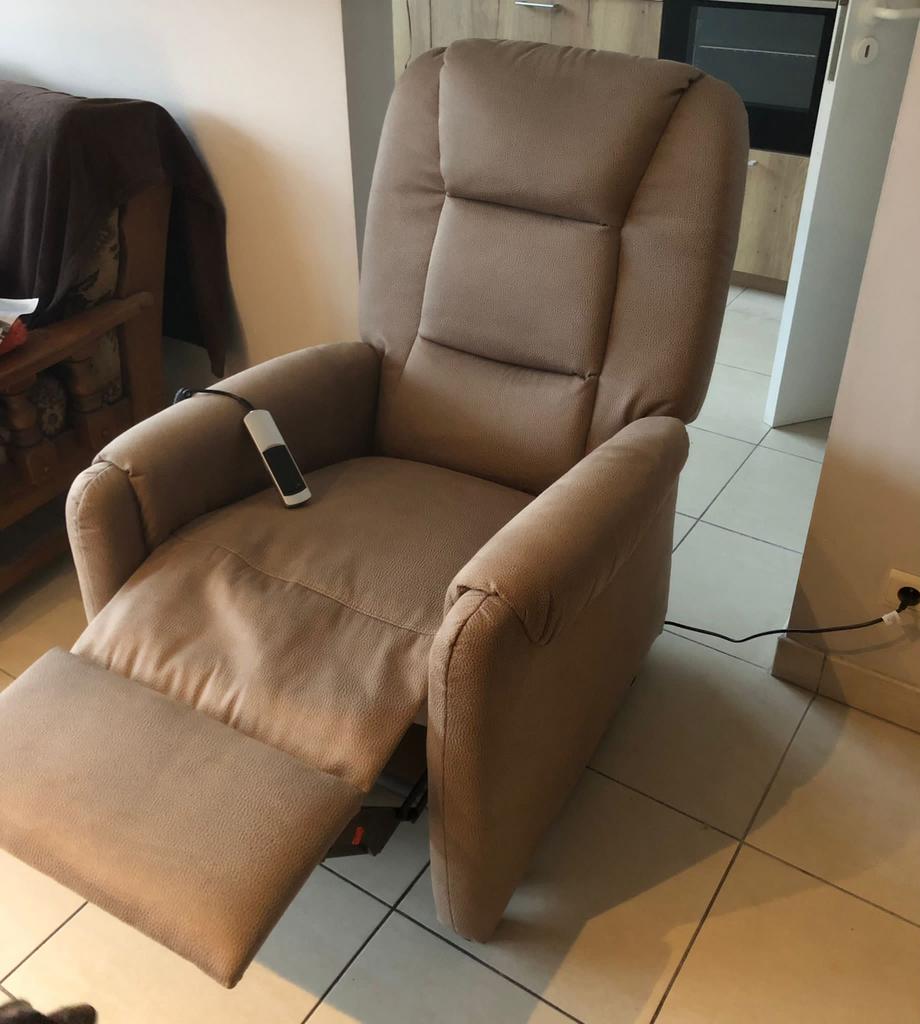 Elektrische fauteuil NIEUW !, Ophalen, Nieuw, Leer, 50 tot 75 cm