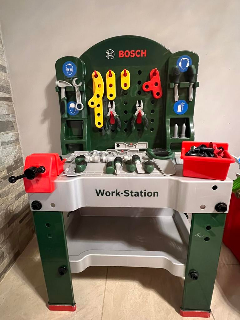 Table à outils BOSCH avec de nombreux outils, Enfants & Bébés, Jouets | Tables de jeux, Comme neuf, Enlèvement