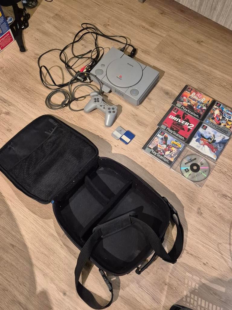 Playstation 1 console + 1 controller + 6 games + opbergtas, Games en Spelcomputers, Ophalen, Met 1 controller