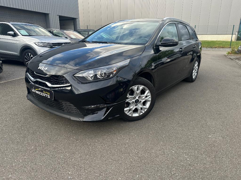 Kia Ceed SW benzine, 2023 CARPLAY/ CAMERA, Auto's, Kia, Stof, Euro 6, Navigatiesysteem, Zwart