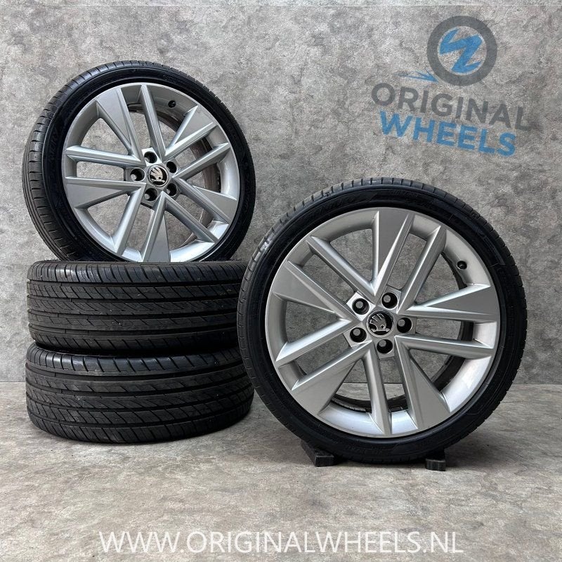 17 inch originele velgen + zomerbanden Skoda Fabia, Autos : Pièces & Accessoires, Pneus et Jantes, 215 mm, Pneus été, -