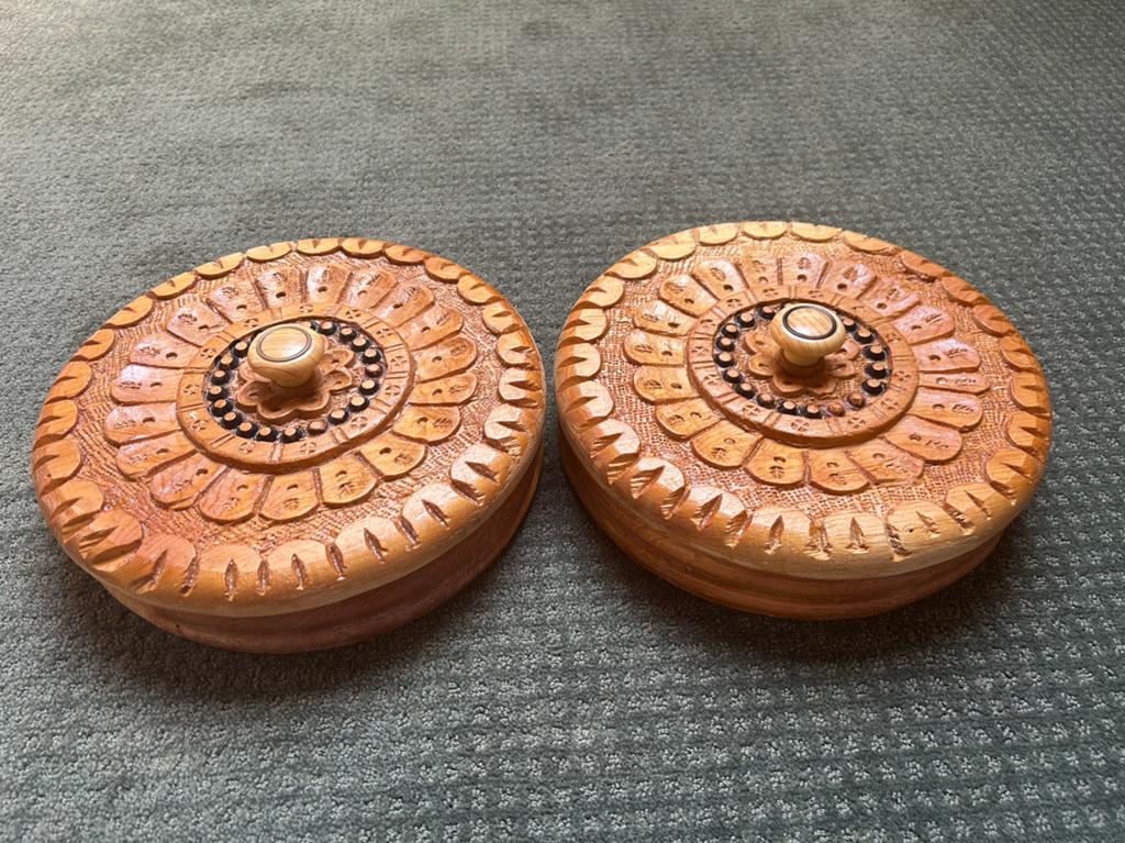 Mooie handgemaakte houten fruitschaal en 2 decoratieve, Handtassen en Accessoires, Oorbellen, Zo goed als nieuw, Bruin, Ophalen