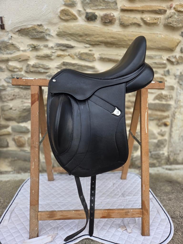 Bates Innova mono + T1 stoel (17-17,5), Dieren en Toebehoren, Paarden en Pony's | Zadels, Verzenden, Zo goed als nieuw, Dressuur