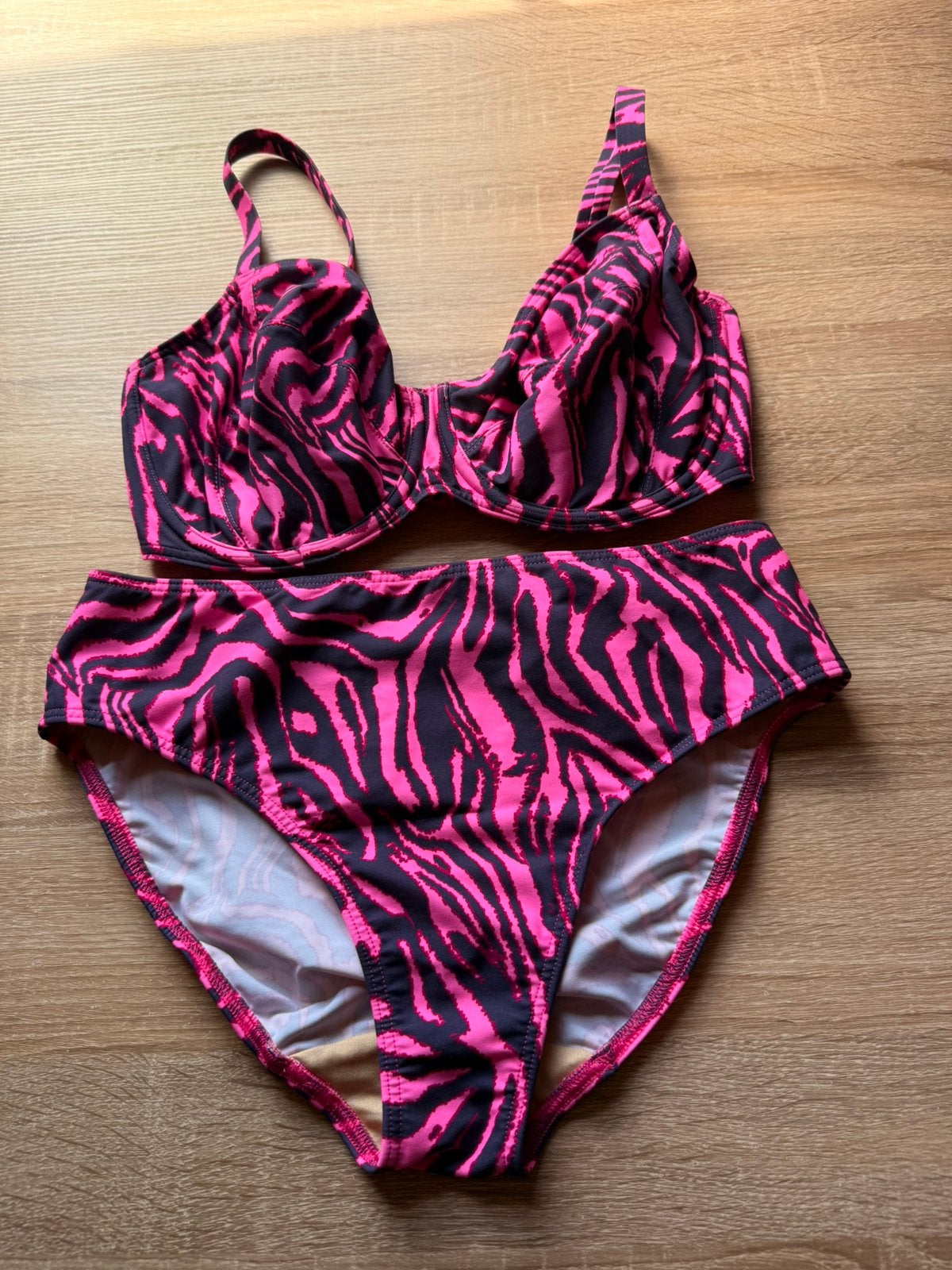 Set Prima Donna Swim felroze zebraprint BH 75E slip 38, Kleding | Dames, Badmode en Zwemkleding, Ophalen of Verzenden, Nieuw, Meerkleurig