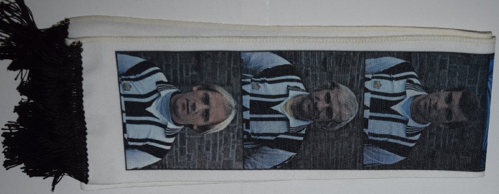 SC CHARLEROI / Oude sjaal met spelersfoto's, Verzamelen, Verzenden, Gebruikt, Vaantje of Sjaal