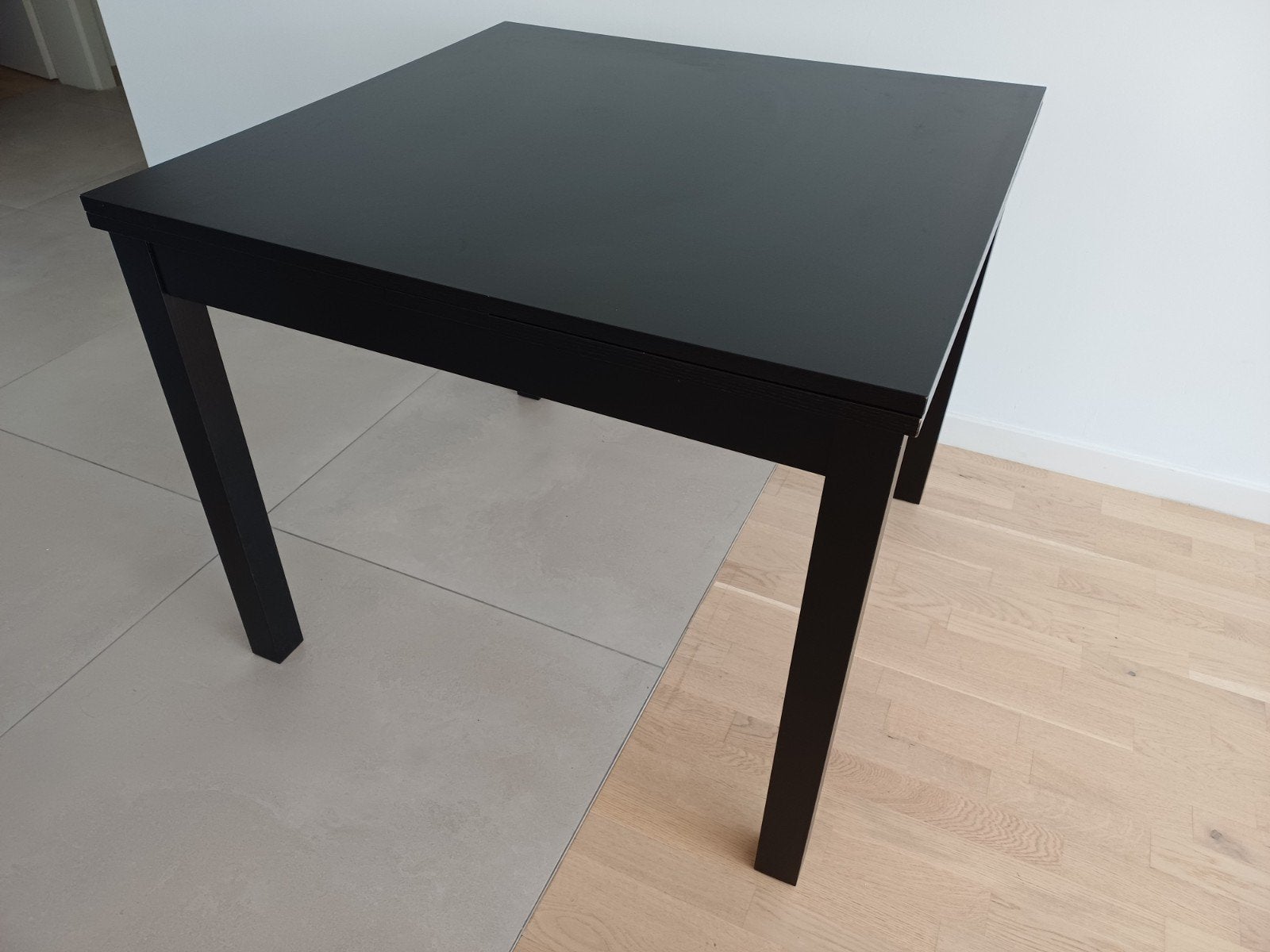 Table extensible IKEA Bjursta noire, 150 à 200 cm, Comme neuf, Enlèvement, 75 cm ou plus