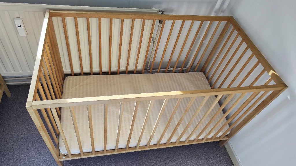 Te koop Babybed + matras, Kinderen en Baby's, Ophalen, Matras