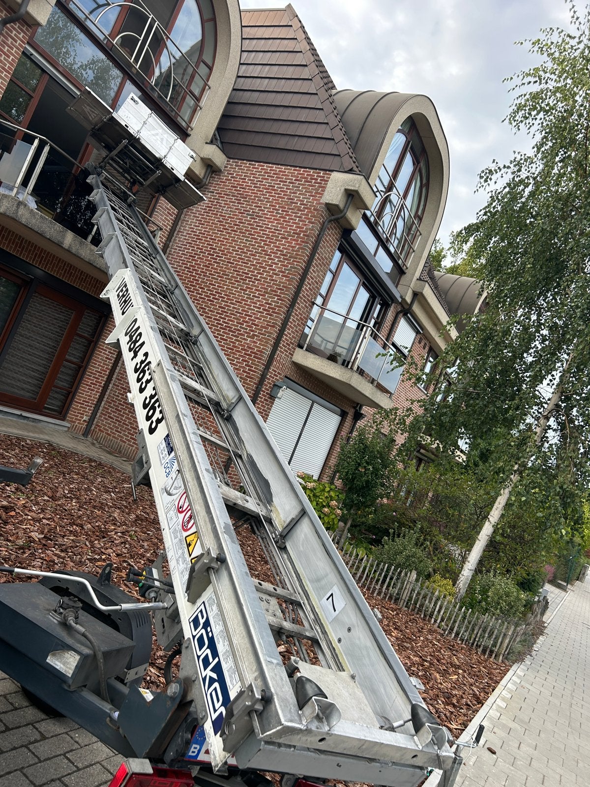 Ladderlift te huur met bediening Tel 0484 363 363, Ophalen, Zo goed als nieuw