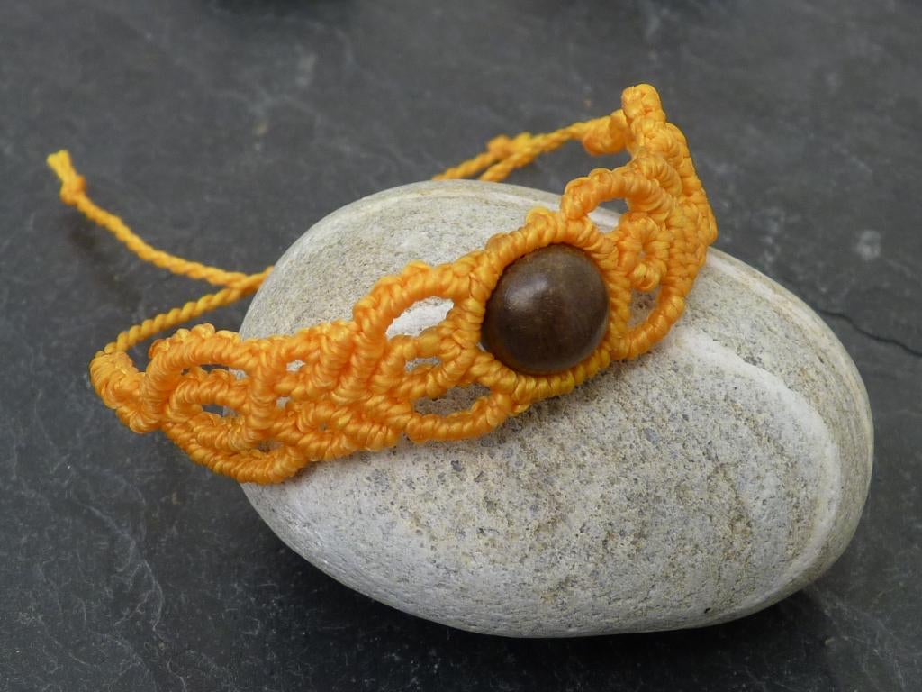 Macramé armband, Ophalen of Verzenden, Nieuw, Geel, Overige materialen