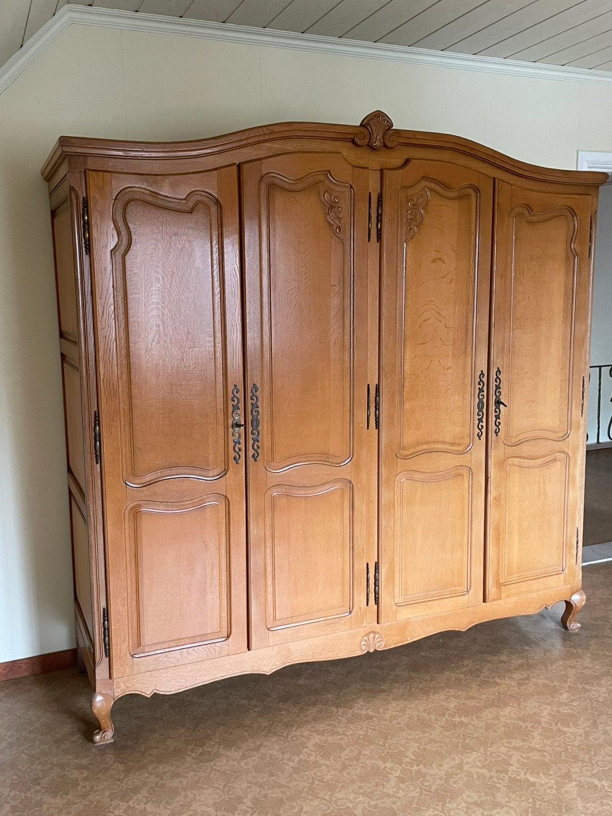 Massief houten kleerkast, Ophalen