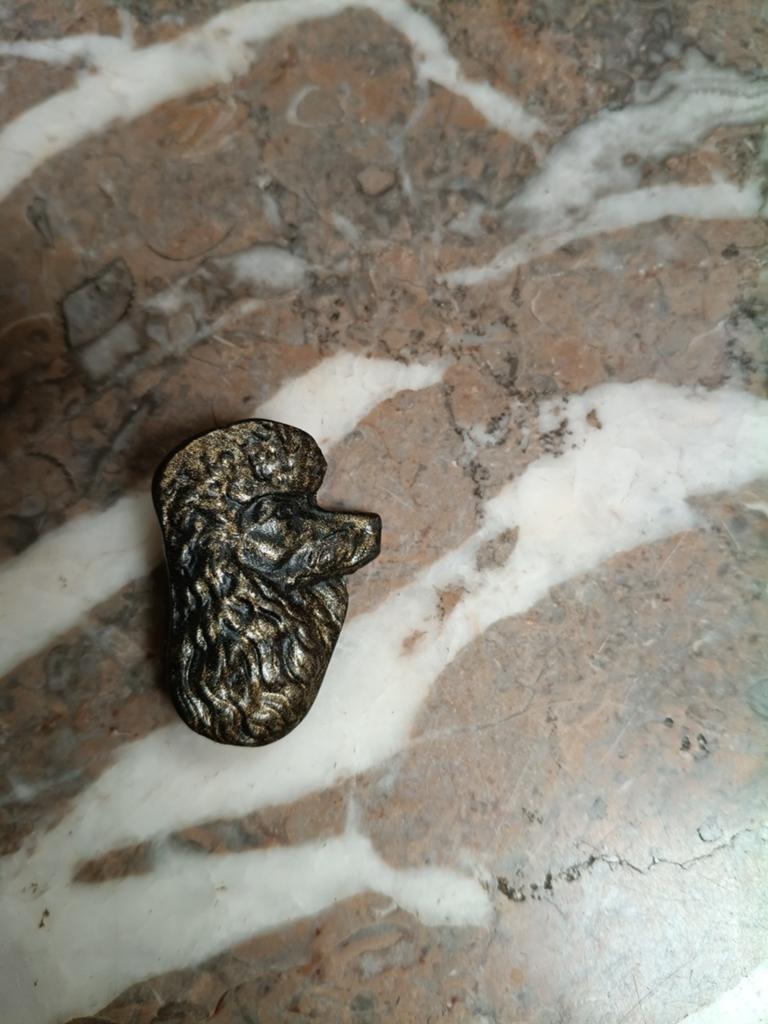 Broche poedel, Handtassen en Accessoires, Broches, Ophalen of Verzenden, Koper